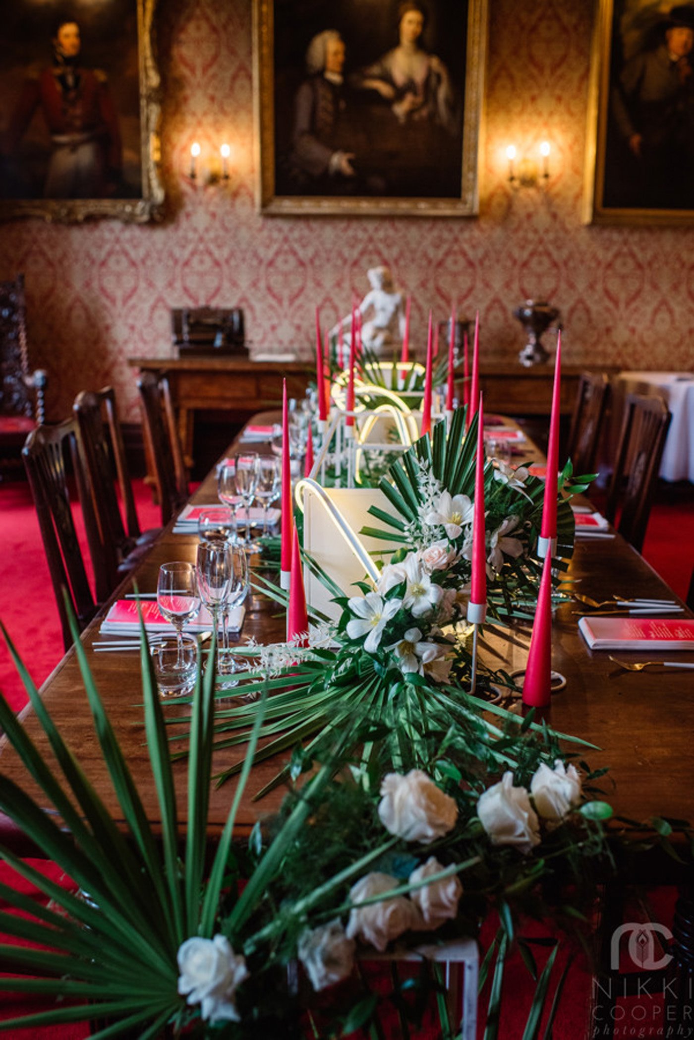 Neon pink wedding table