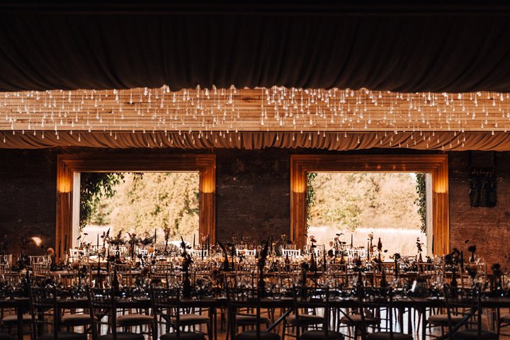 Glamorous Autumn wedding with black accents and celestial vibes