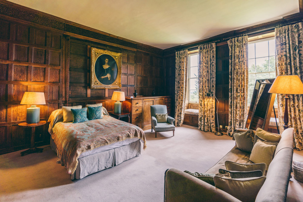 Luxury overnight stay in a stately home for wellness retreat in the Cotswolds
