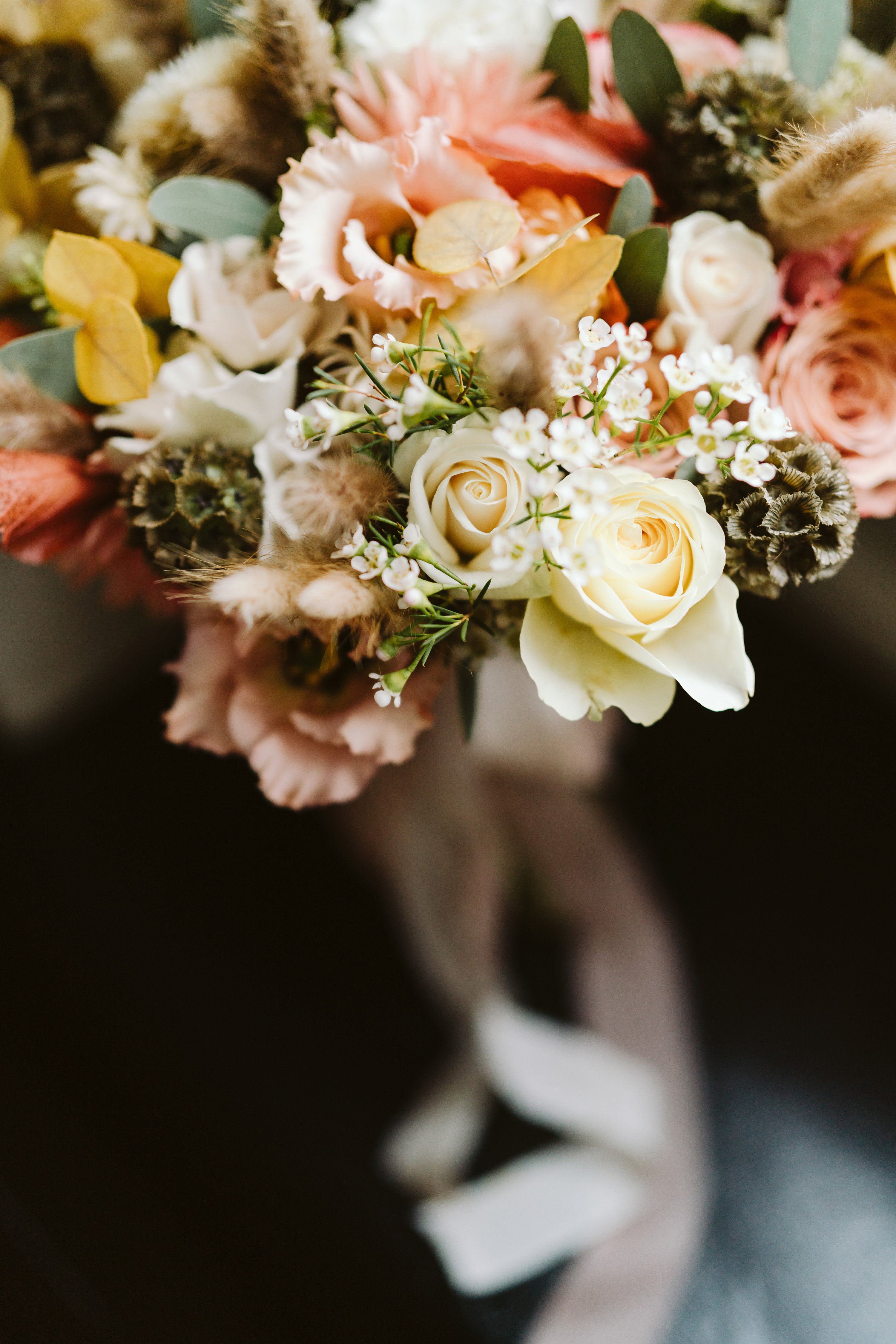 Autumn wedding bouquet which has a summer feeling. Pink and white roses and a pretty ribbon