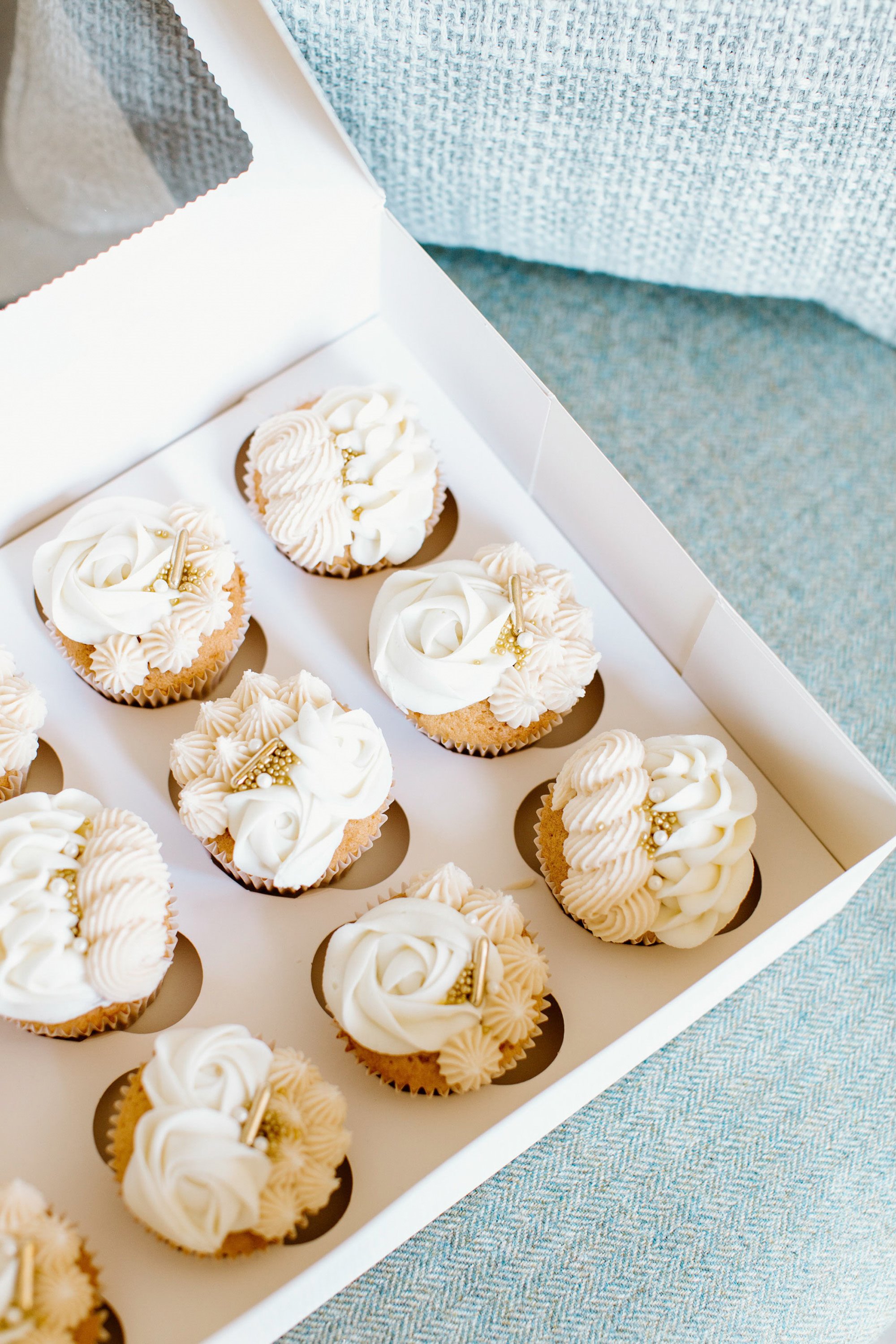 Pearl cupcakes in a white box for wedding morning gift