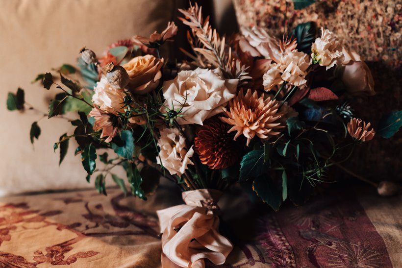Luxe wedding flowers for a costwolds wedding